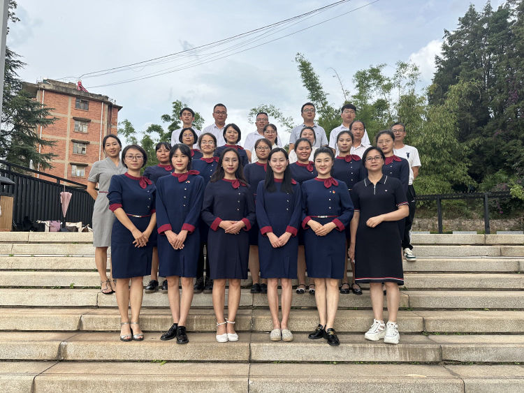 简篇-走进“家园”,感受幸福——玉溪师范学院附属小学全体教职工走进玉溪师院开展工会活动