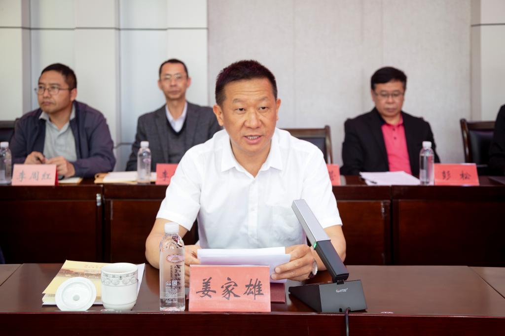 学校党委书记姜家雄,校长段红云,副校长章新,全体银龄教师及其助理