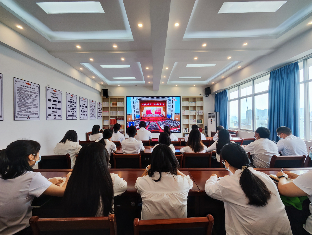 元江县委组织部全体组工干部在部大会议室集中收看党的二十大开幕式.jpg 元江县委组织部全体组工干部在部大会议室集中收看党的二十大开幕式.jpg