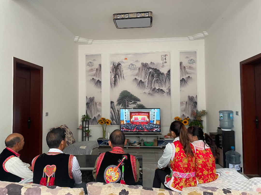 里山乡里山社区十组石坎村,彝族群众聚集在村民陈保财家中收听收看党的二十大开幕式盛况.jpg 里山乡里山社区十组石坎村,彝族群众聚集在村民陈保财家中收听收看党的二十大开幕式盛况.jpg