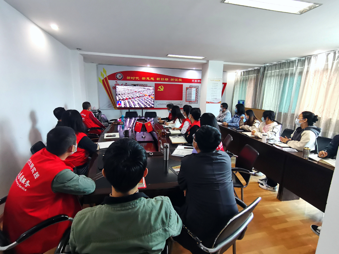 华宁县委宣传部组织干部职工收看党的二十大开幕会直播盛况。.jpg 华宁县委宣传部组织干部职工收看党的二十大开幕会直播盛况。.jpg