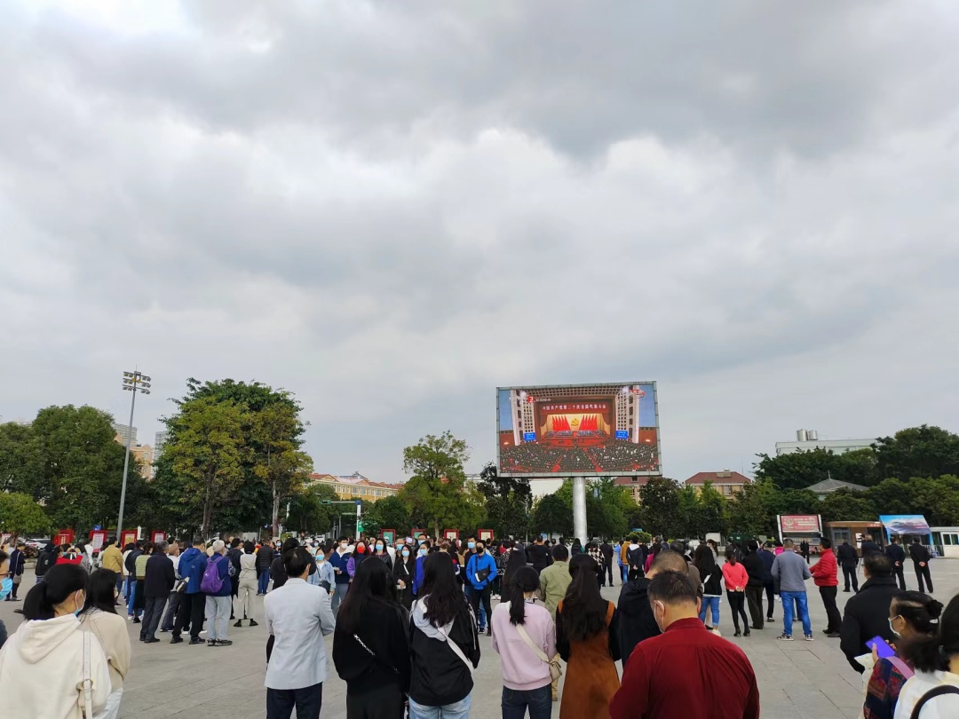 许多玉溪市民自发来到聂耳广场,通过广场大屏幕收听收看党的二十大开幕盛况。.jpg 许多玉溪市民自发来到聂耳广场,通过广场大屏幕收听收看党的二十大开幕盛况。.jpg