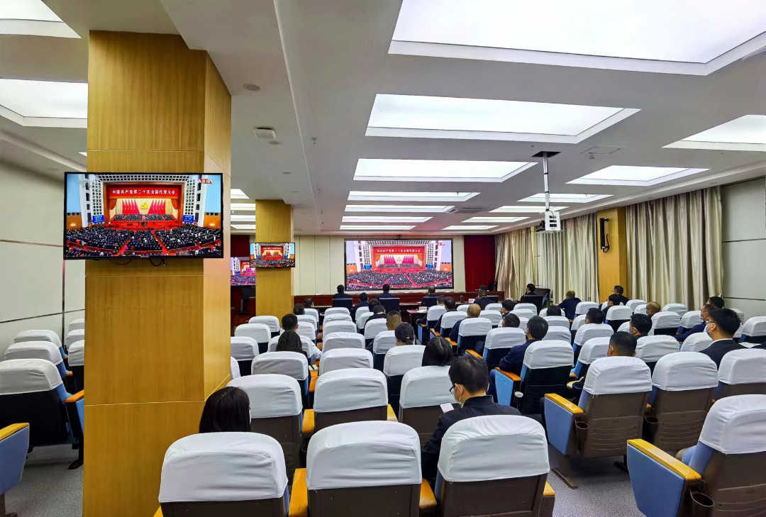 在市政府,各科室负责人集中收听收看党的二十大开幕式盛况。.jpg 在市政府,各科室负责人集中收听收看党的二十大开幕式盛况。.jpg