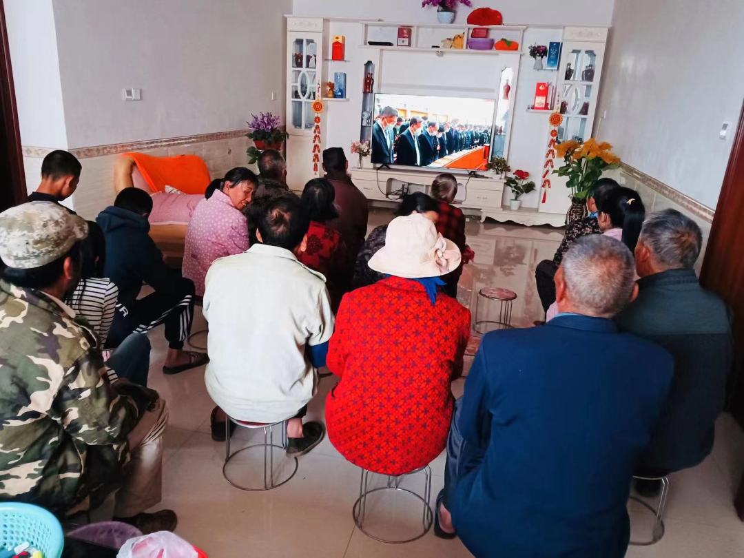 易门县六街街道各村(社区)干部、群众收听收看中国共产党第二十次全国代表大会开幕式.jpg 易门县六街街道各村(社区)干部、群众收听收看中国共产党第二十次全国代表大会开幕式.jpg