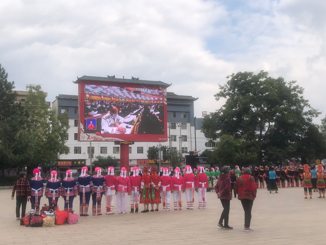 峨山民族团结广场,彝乡群众收听收看二十大开幕.jpg 峨山民族团结广场,彝乡群众收听收看二十大开幕.jpg