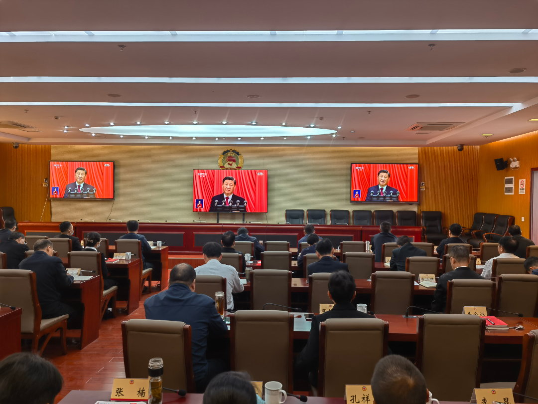 市总工会组织50余名干部职工集中收看党的二十大开幕会。.jpg 市总工会组织50余名干部职工集中收看党的二十大开幕会。.jpg