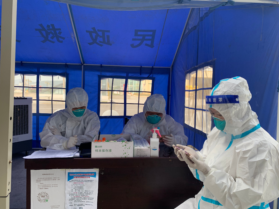 元江火车站疫情防控核酸釆样点,医务人员正利用空余时间在手机上观看二十大开幕式直播盛况.jpg 元江火车站疫情防控核酸釆样点,医务人员正利用空余时间在手机上观看二十大开幕式直播盛况.jpg