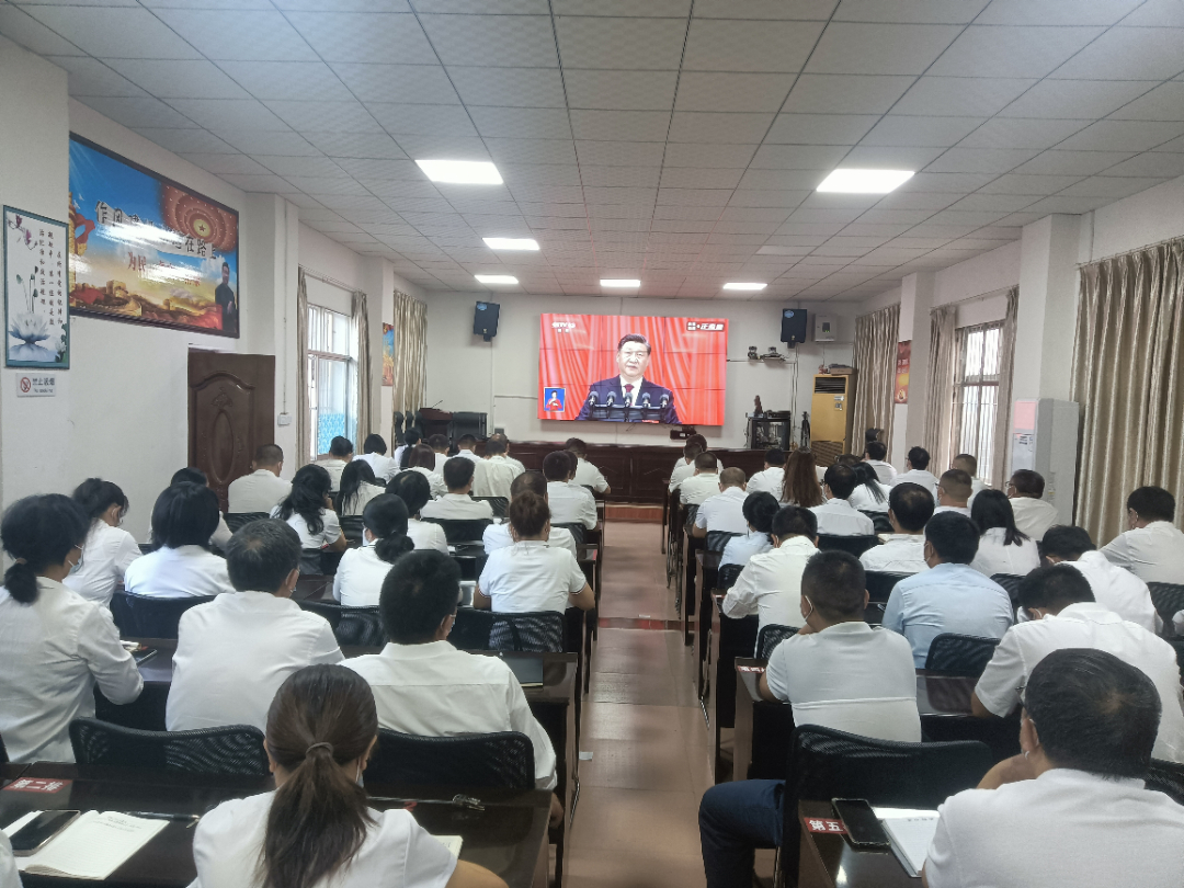 县教育体育局机关各股室中心所80余名干部职工在县教体局一楼视频会议室集中收听收看党的二十大开幕式.jpg 县教育体育局机关各股室中心所80余名干部职工在县教体局一楼视频会议室集中收听收看党的二十大开幕式.jpg