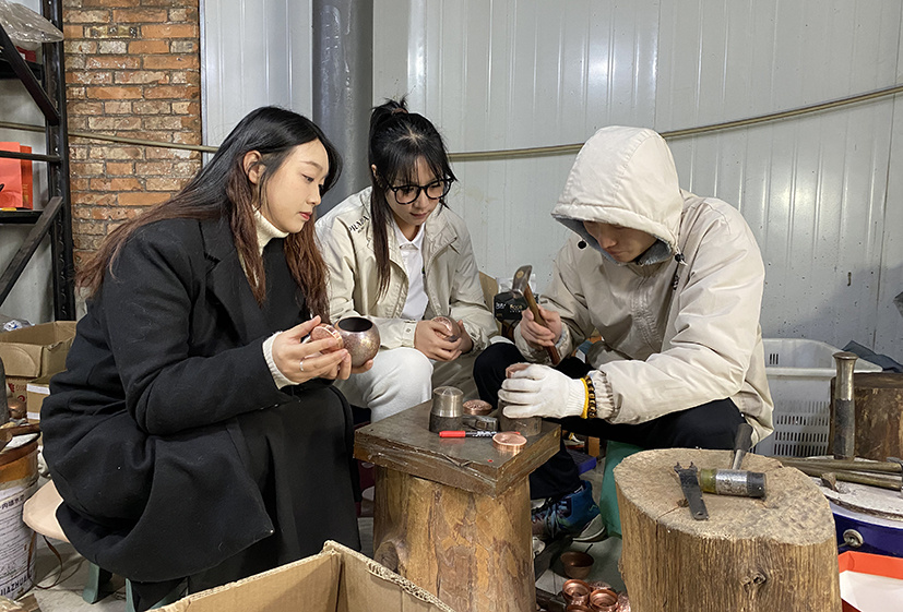 学生现场观摩手工艺人如何将本土元素与非遗融合创作。 学生现场观摩手工艺人如何将本土元素与非遗融合创作。