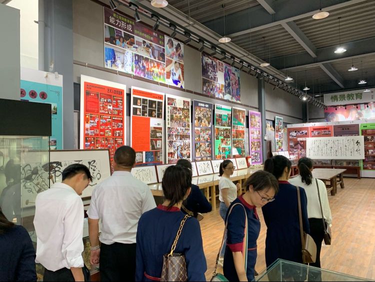 简篇-走进“家园”,感受幸福——玉溪师范学院附属小学全体教职工走进玉溪师院开展工会活动