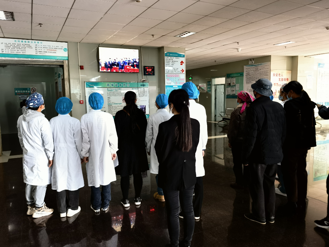 10月16日上午,在通海秀山医院,医患同步收听收看党的二十大开幕时况直播。当天,医院的6块大屏幕上同步播出实况,方便患者医务工作者就近收看收听听。.jpg 10月16日上午,在通海秀山医院,医患同步收听收看党的二十大开幕时况直播。当天,医院的6块大屏幕上同步播出实况,方便患者医务工作者就近收看收听听。.jpg