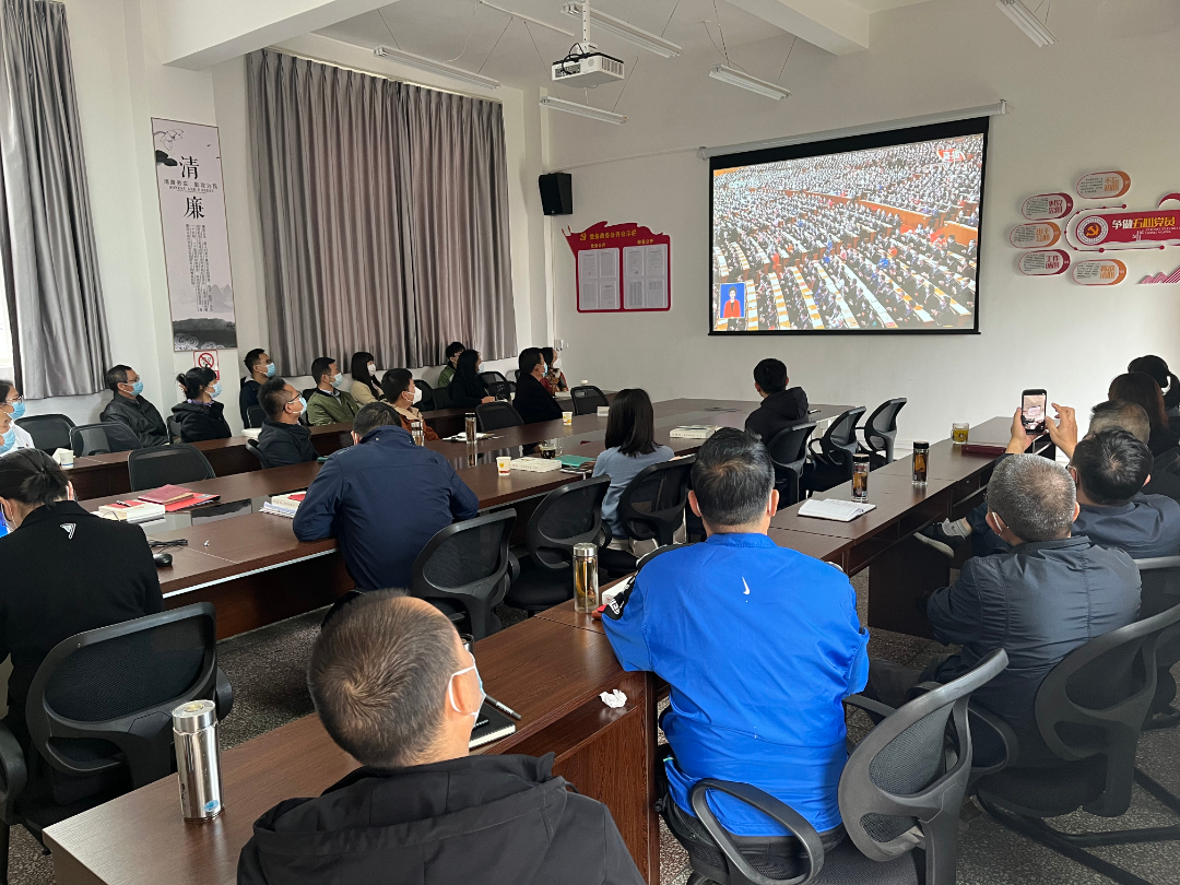 江川区委办、区委宣传部收听收看党的二十大开幕时况直播。.jpg 江川区委办、区委宣传部收听收看党的二十大开幕时况直播。.jpg