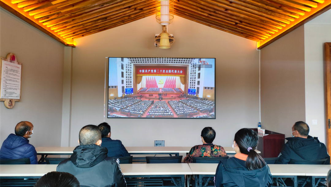 澄江市马房村党群服务中心组织生活馆,组织党员干部及群众收看中国共产党第二十次全国代表大会开幕会。.jpg 澄江市马房村党群服务中心组织生活馆,组织党员干部及群众收看中国共产党第二十次全国代表大会开幕会。.jpg