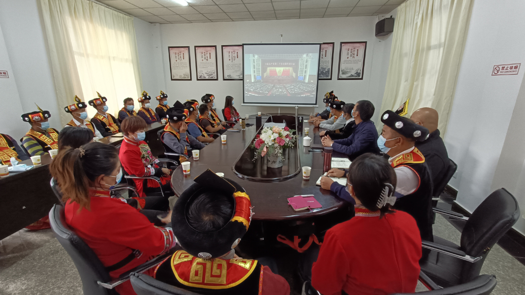 凤凰街道灵秀社区彝族群众身着盛装,在社区会议室收看中国共产党第二十次全国代表大会开幕会。.jpg 凤凰街道灵秀社区彝族群众身着盛装,在社区会议室收看中国共产党第二十次全国代表大会开幕会。.jpg