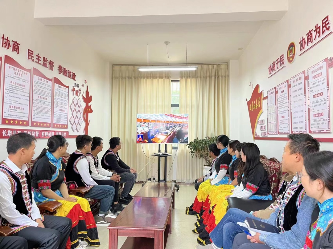 易门县铜厂乡少数民族干部职工,碧多村少数民族村组干部集中收看二十大开幕会.jpg 易门县铜厂乡少数民族干部职工,碧多村少数民族村组干部集中收看二十大开幕会.jpg