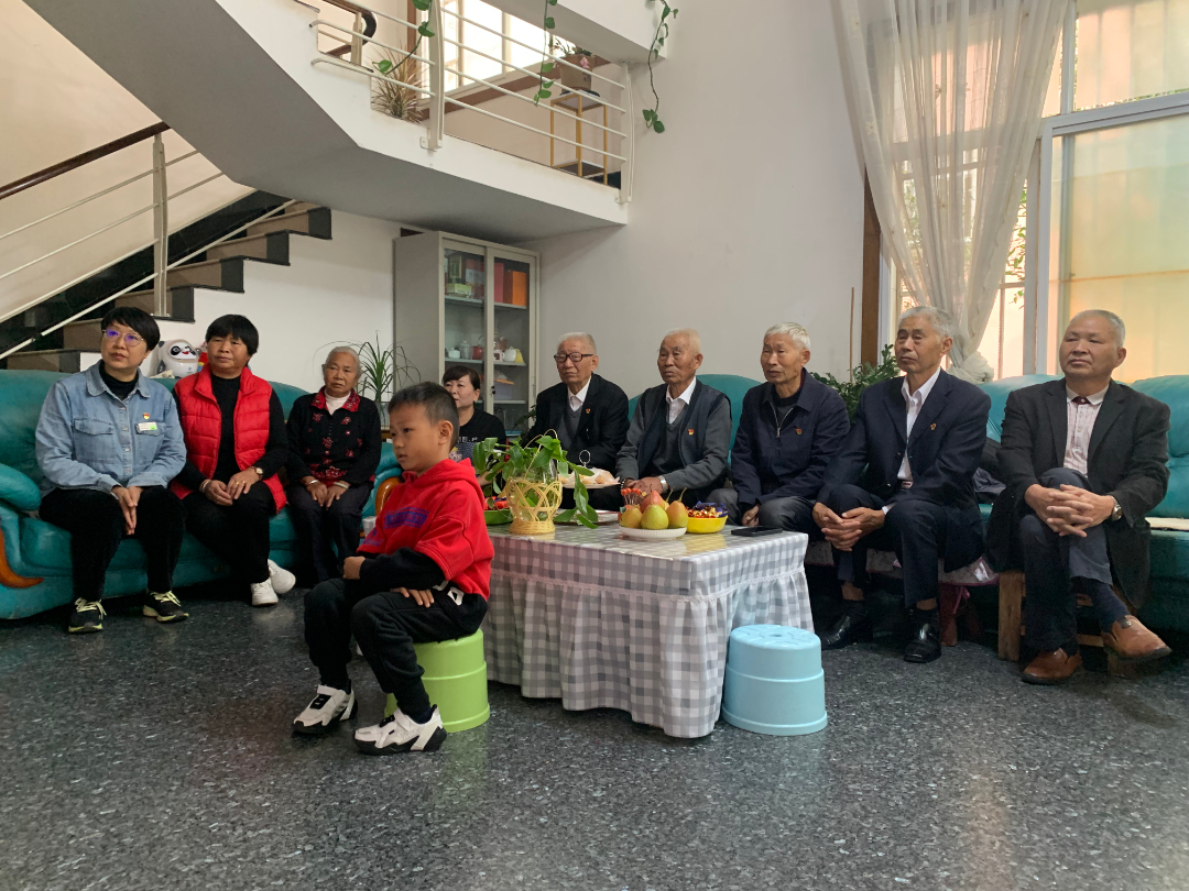 红塔区高仓街道高仓社区,获颁“光荣在党50年”纪念章的蒋家四兄弟共同收看党的二十大开幕式盛况.jpg 红塔区高仓街道高仓社区,获颁“光荣在党50年”纪念章的蒋家四兄弟共同收看党的二十大开幕式盛况.jpg