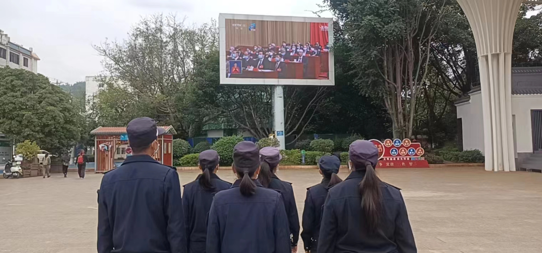 易门县城管队伍人员收听收看习近平总书记在中国共产党第二十次全国代表大会上的报告.jpg 易门县城管队伍人员收听收看习近平总书记在中国共产党第二十次全国代表大会上的报告.jpg