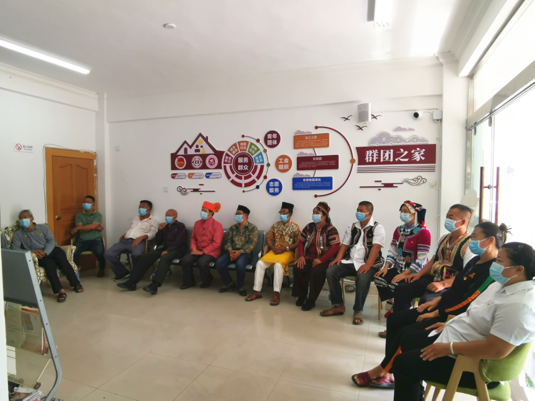 元江县澧江街道红侨社区,哈尼族、彝族、傣族等各族群众、归侨侨眷集中收看党的二十大_副本.jpg 元江县澧江街道红侨社区,哈尼族、彝族、傣族等各族群众、归侨侨眷集中收看党的二十大_副本.jpg