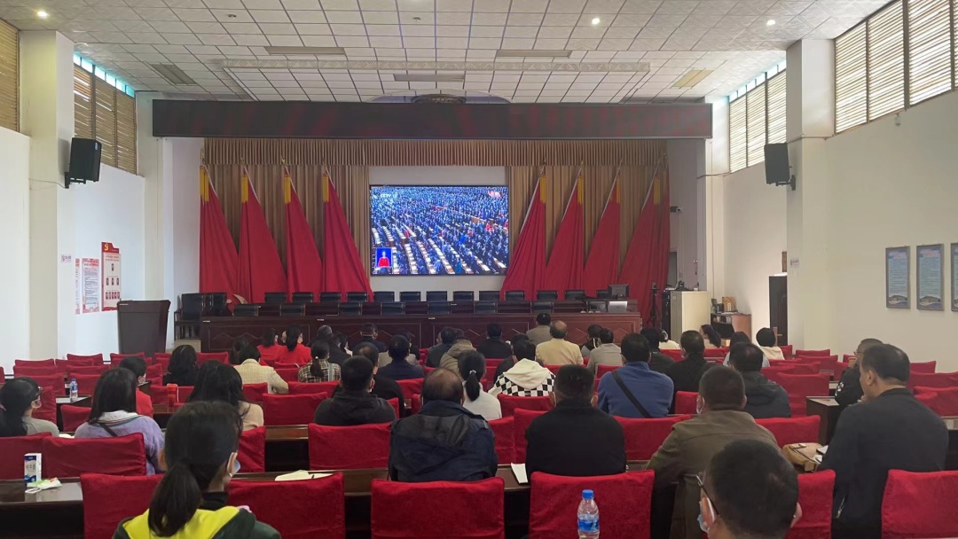 古城街道会议室,全体干部职工集中观看党的二十大开幕式.jpg 古城街道会议室,全体干部职工集中观看党的二十大开幕式.jpg