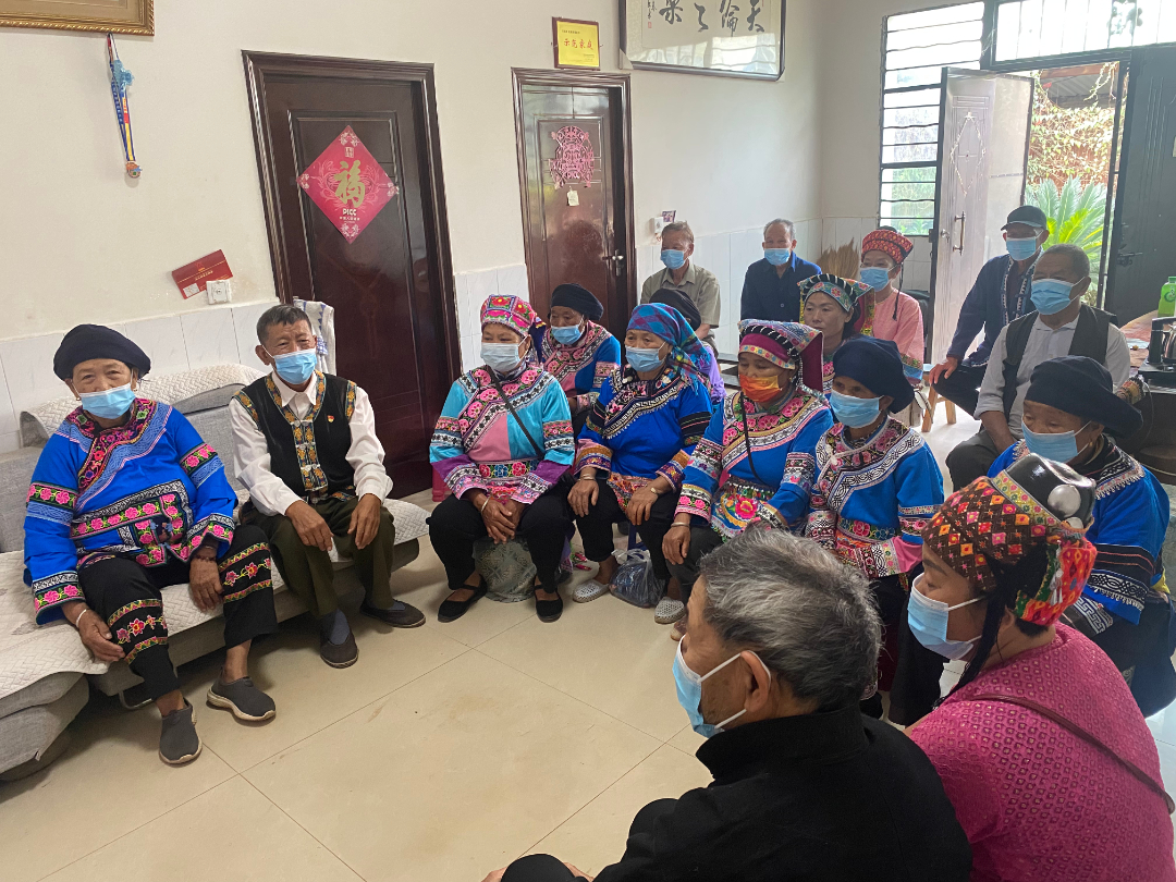 在元江县曼来镇曼来社区通达小组,曼来镇百姓宣教队队员和当地党员、群众围坐在一起,等待收看党的二十大开幕盛况.jpg 在元江县曼来镇曼来社区通达小组,曼来镇百姓宣教队队员和当地党员、群众围坐在一起,等待收看党的二十大开幕盛况.jpg