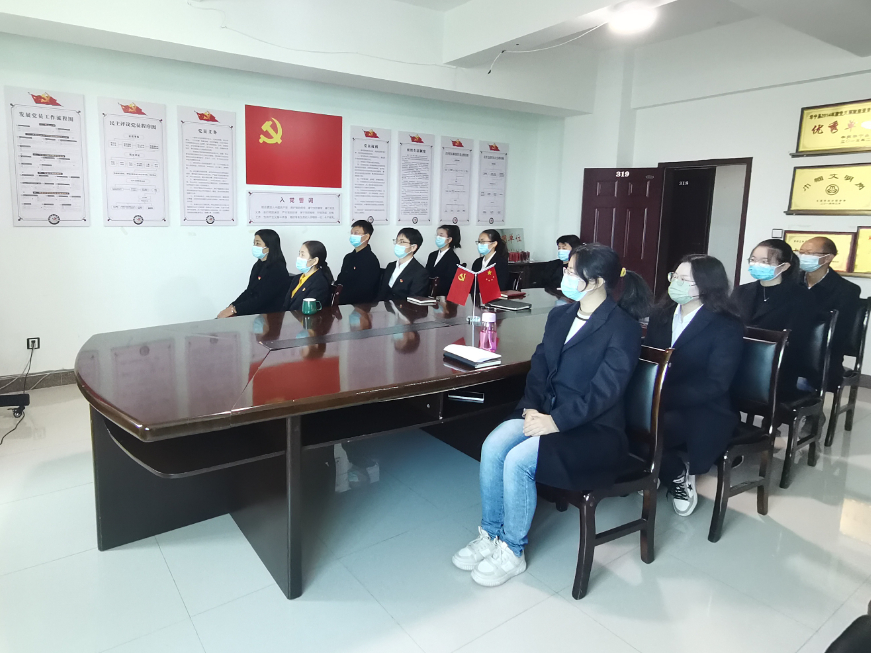 华宁县政务服务局组织干部职工收看党的二十大开幕会直播盛况.jpg 华宁县政务服务局组织干部职工收看党的二十大开幕会直播盛况.jpg