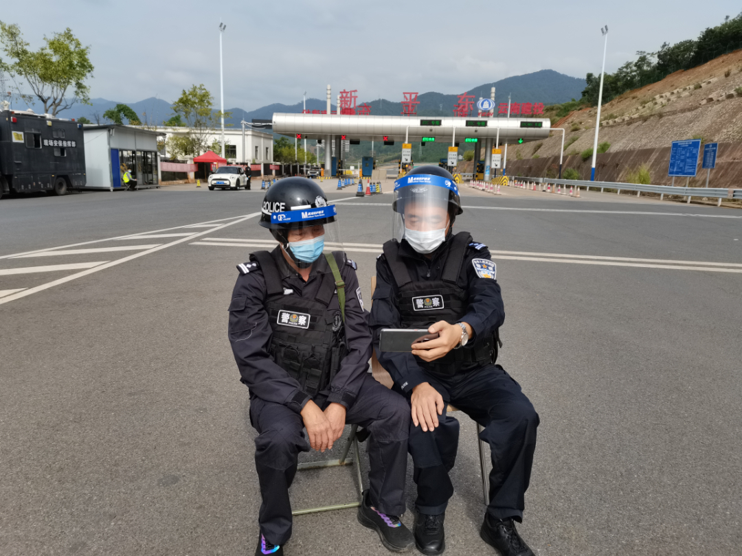 民警利用执法执勤空隙观看党的二十大开幕盛况.jpg 民警利用执法执勤空隙观看党的二十大开幕盛况.jpg